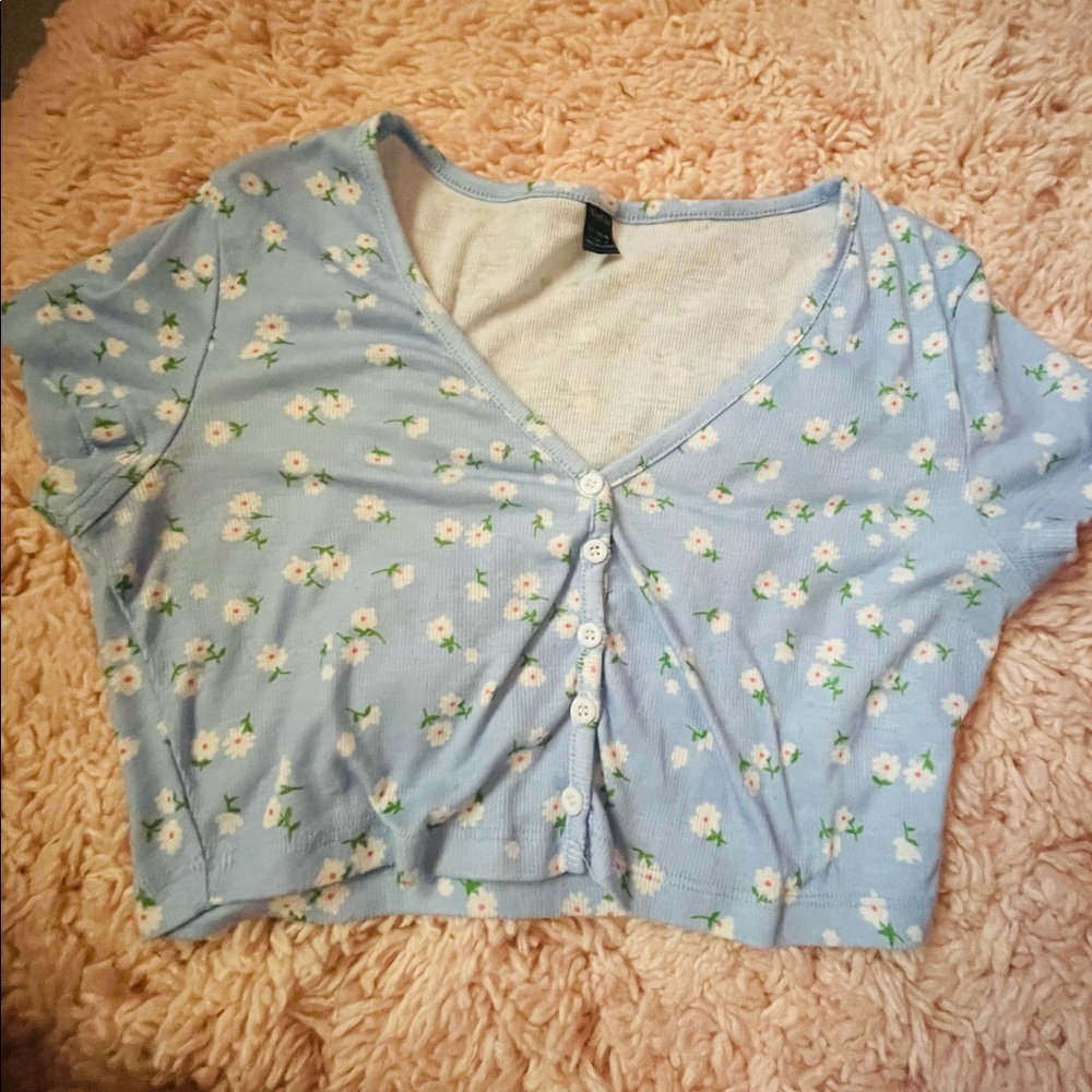 V.neck buttons front ditsy floral tee.